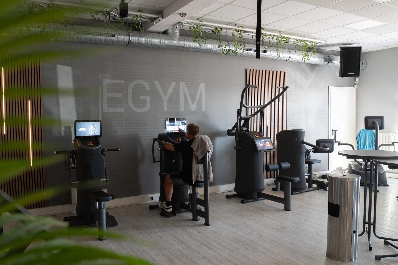 Knie- & Hüfttraining an elektronischen EGYM-Kraftgeräten im Fit-Inn Heldenbergen in Nidderau