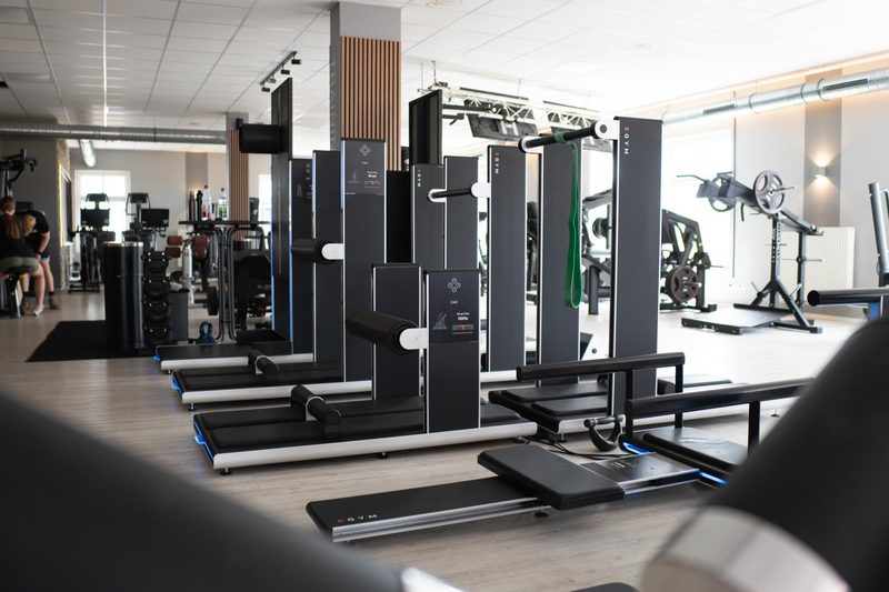 Gerätereihe auf der Trainingsfläche im Fit-Inn Heldenbergen Nidderau