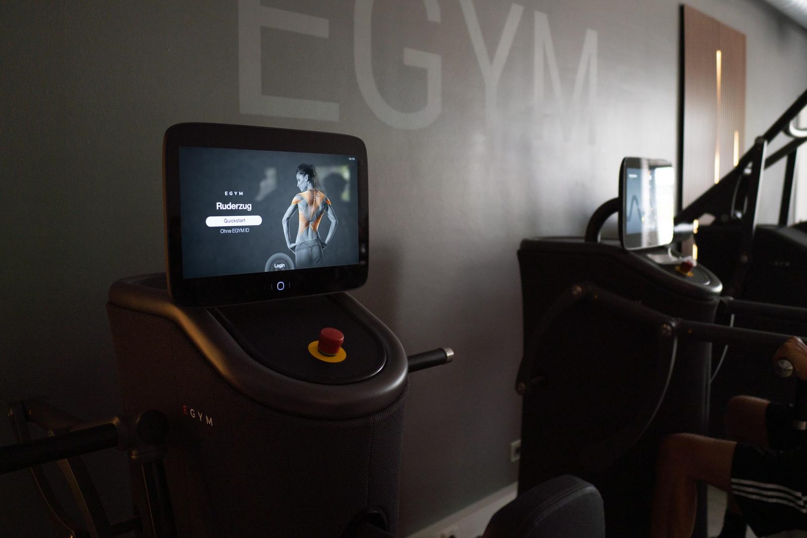 Rückentraining in Nidderau an elektronischen EGYM-Kraftgeräten im Fit-Inn Heldenbergen in Nidderau