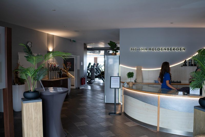 Empfangsbereich mit Rezeption im Fit-Inn Heldenbergen Nidderau