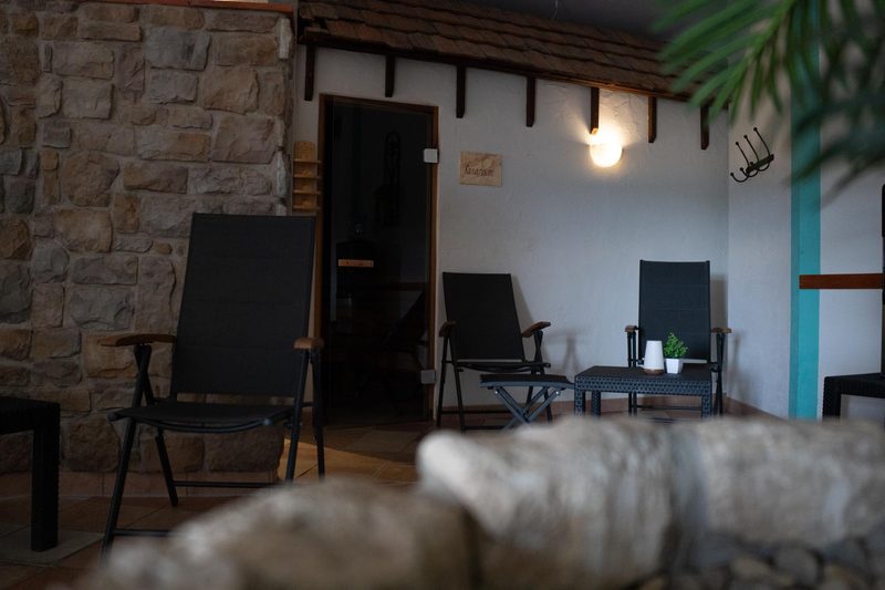 Sanarium mit Ruhesesseln im Wellnessbereich des Fit-Inn Heldenbergen