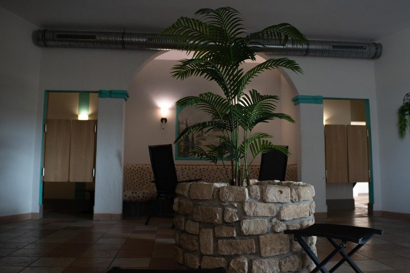 Ruhebereich der Sauna mit Brunnen im Fit-Inn Heldenbergen
